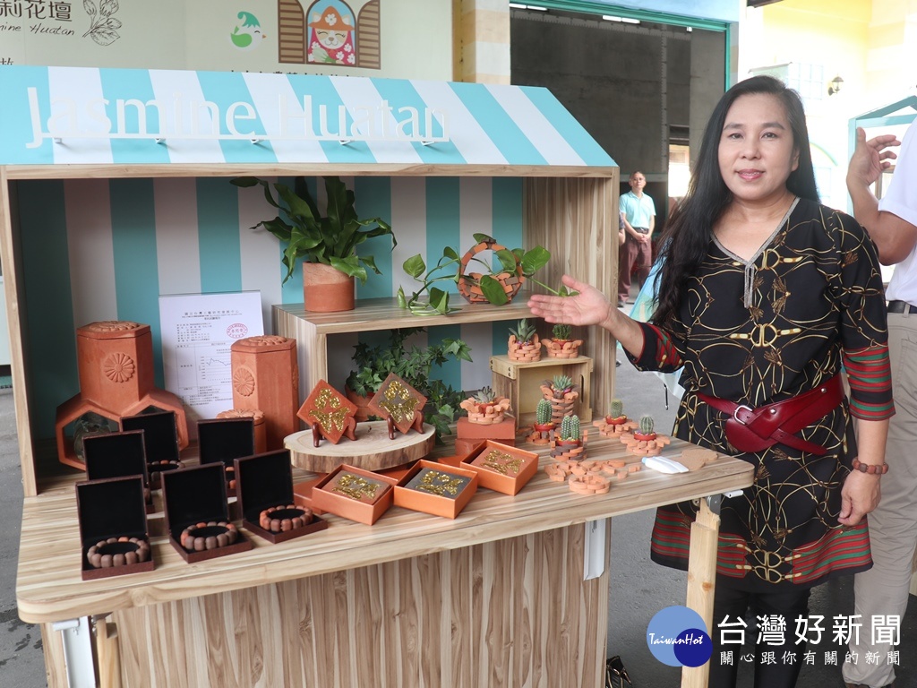 順達磚窯場的金箔小磚,讓磚塊變成家中的閃亮藝術品。(圖/記者王丰和攝)