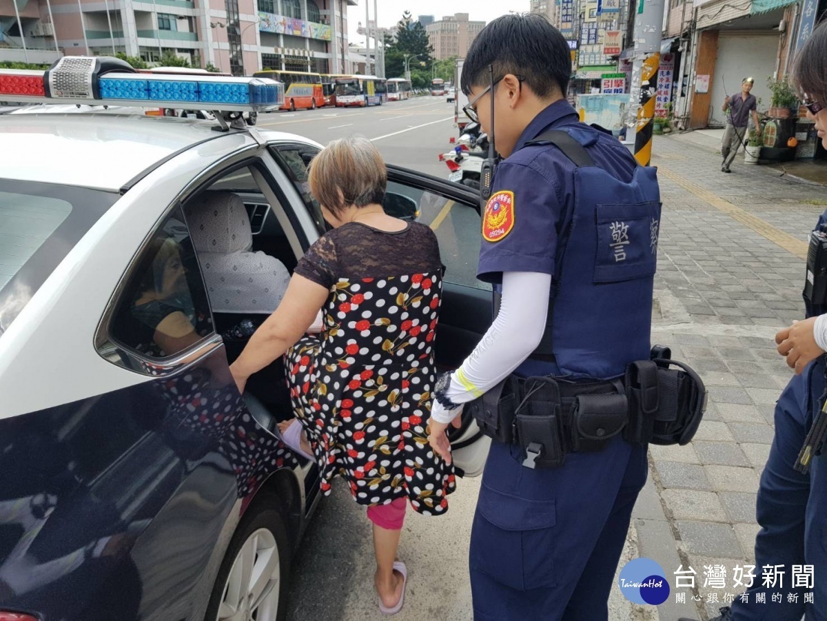 警方協助湯姓婦人返家。