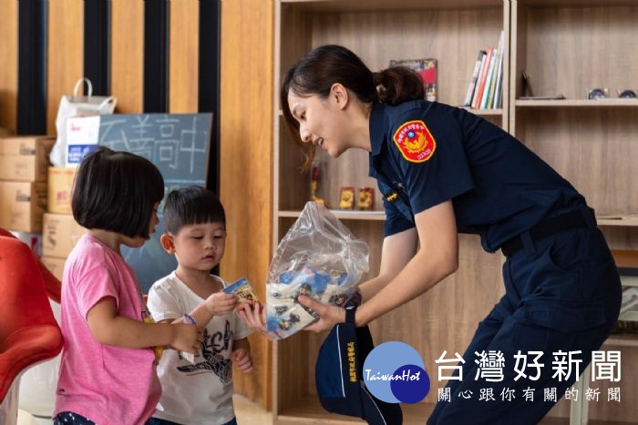 女警發送宣導品