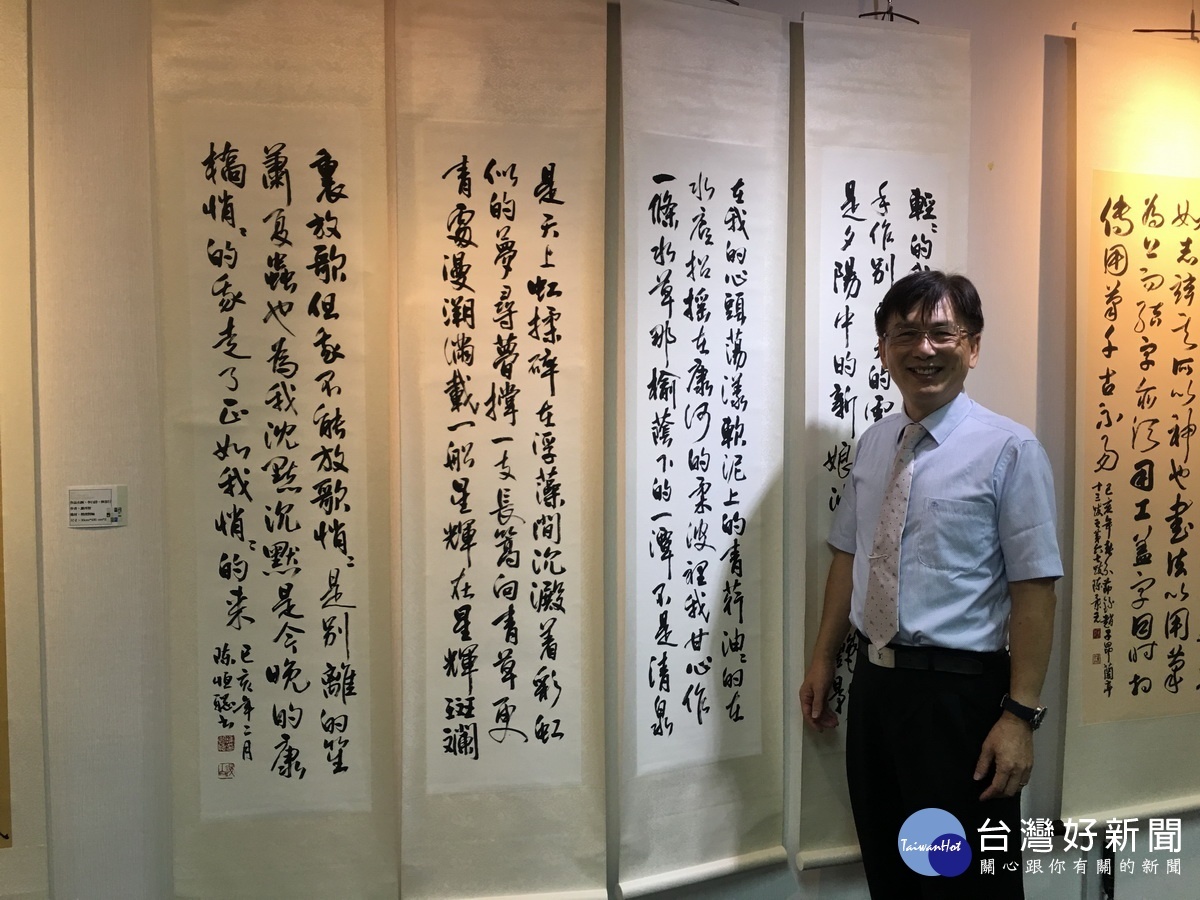 陳恒聰校長是聯展的策展人。(記者扶小萍攝)