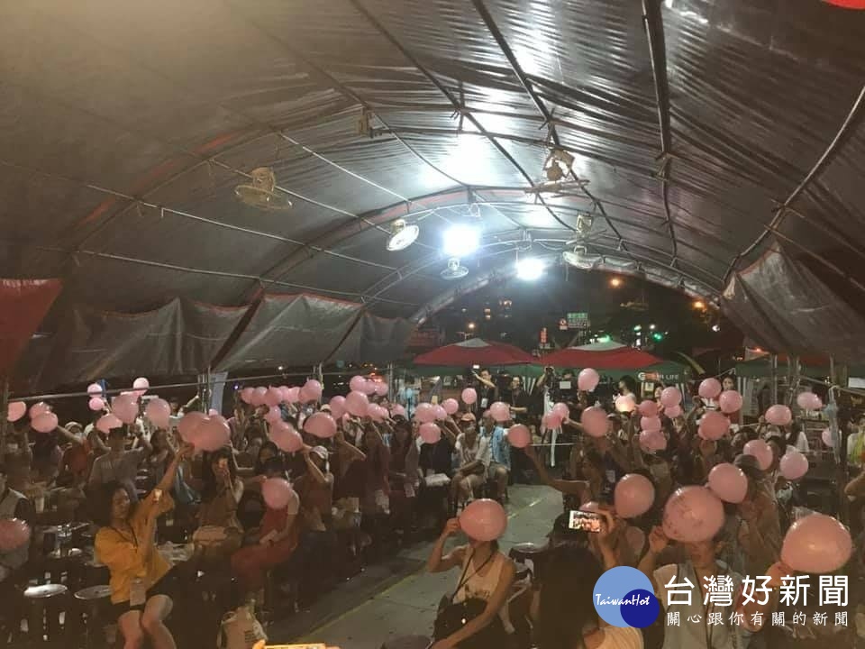 空服員工罷工「要協商，要保障」 粉紅氣球歌聲告白長榮公司活動