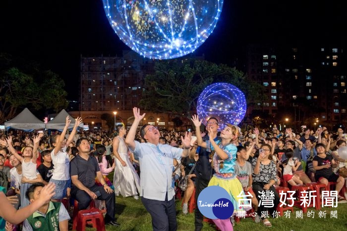 市長和現場民眾開心同樂