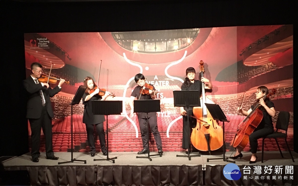 下半年的歌劇院佰音樂會演出的團體玩弦四度爵士樂團，在記者會現場演出。(圖/記者賴淑禎攝)