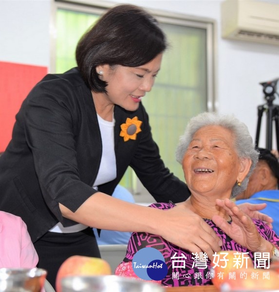 縣長張麗善到虎尾三合長青食堂跟長輩們一起用餐,在爺爺奶奶們的臉上看見滿滿幸福的笑容,重申落實拓展長青食堂據點。