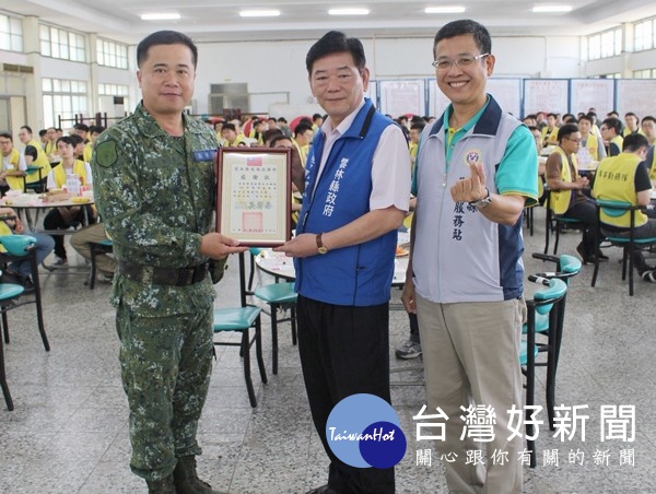 雲縣民政處長張政國等人前往嘉義縣精忠營區勞軍慰勉並致贈加菜金，由指揮官吳泰聲上校代表接受並感謝縣府支持相挺。