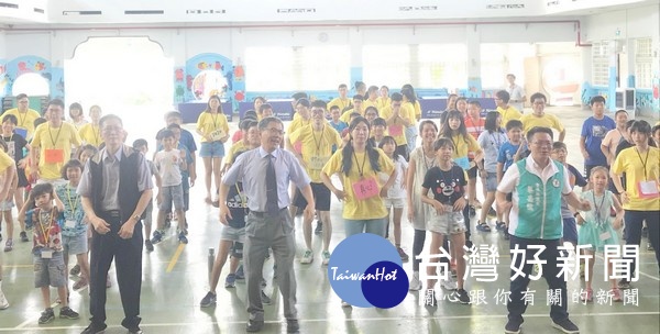 行政院雲嘉南聯合服務中心邀請台大農經系到口湖下崙國小辦理「經管育樂營」活動,縮短孩童們的城鄉差距歡度暑假。
