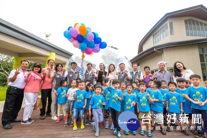 市長與貴賓及幼兒園小朋友合影