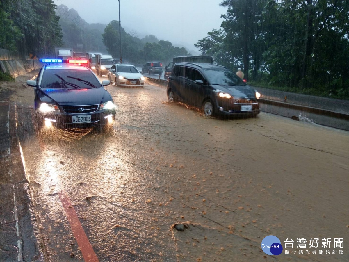 午後降大雨　大溪台三和台四共線崎頂段泥水石頭齊衝路面阻交通 台灣好新聞 第2張