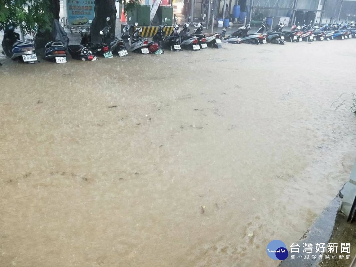 豪雨造成道路淹水龍潭警交管及排除道路障礙 台灣好新聞taiwanhot Net 豪雨造成道路淹水龍潭警交管及排除道路障礙 台灣好新聞taiwanhot Net