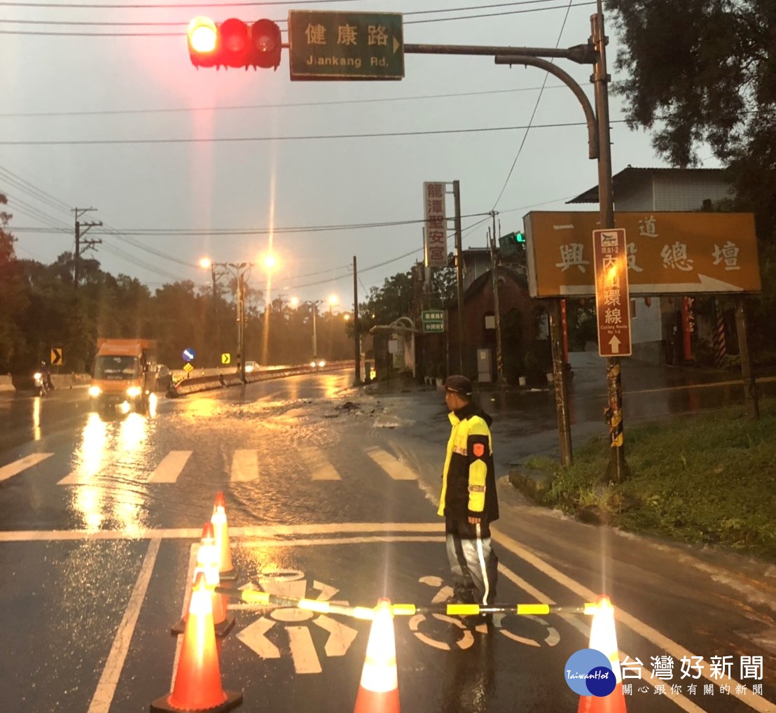 龍潭警為維護用路安全冒雨交管及排除道路障礙