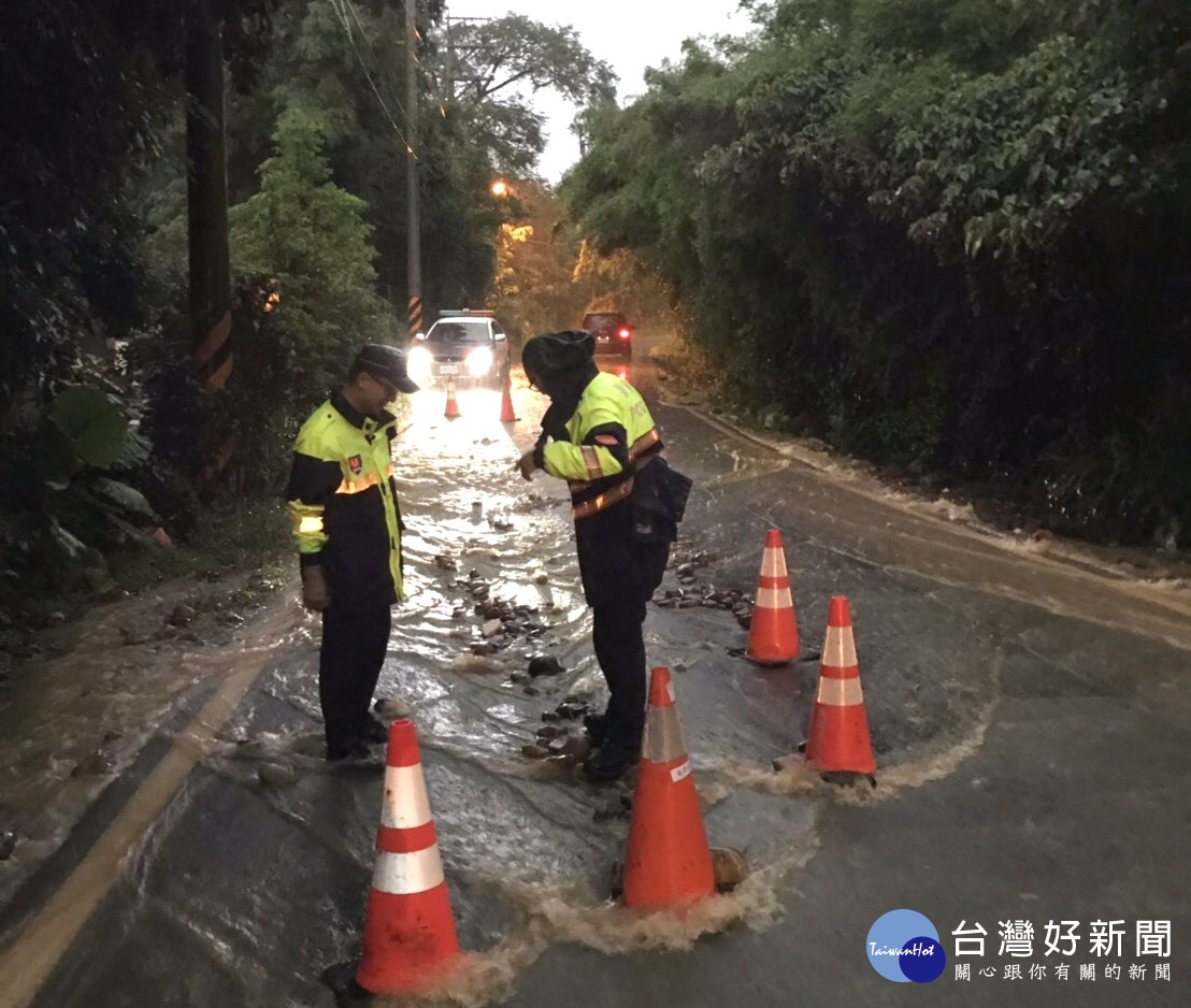 龍潭午後豪雨造成道路淹水，龍潭警為維護用路安全冒雨交管及排除道路障礙。