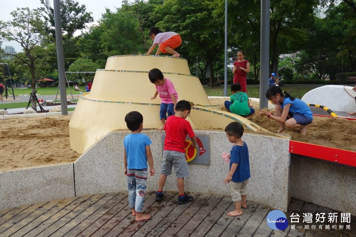 沙坑上聚集很多小孩一起打造他們的小世界(圖/台北市公園處提供)