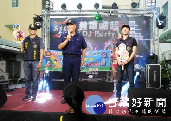 北港警方結合「笨港義民文化季」活動，由分局長王立德等對參與民眾及青少年加強反毒、防詐等青春專案宣導。