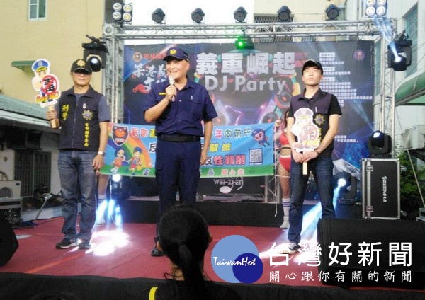 北港警方結合「笨港義民文化季」活動,由分局長王立德等對參與民眾及青少年加強反毒、防詐等青春專案宣導。