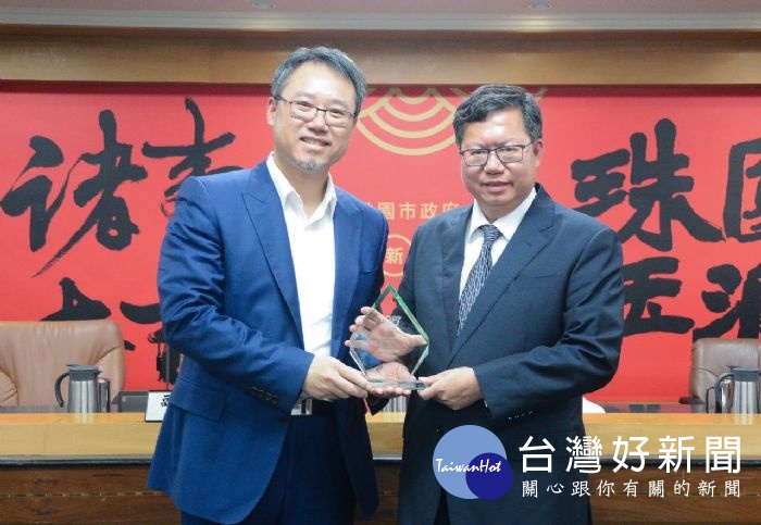 資科局長陳崗熒呈獻榮獲2019國際智慧城市論壇全球七大智慧城市獎(Top7)