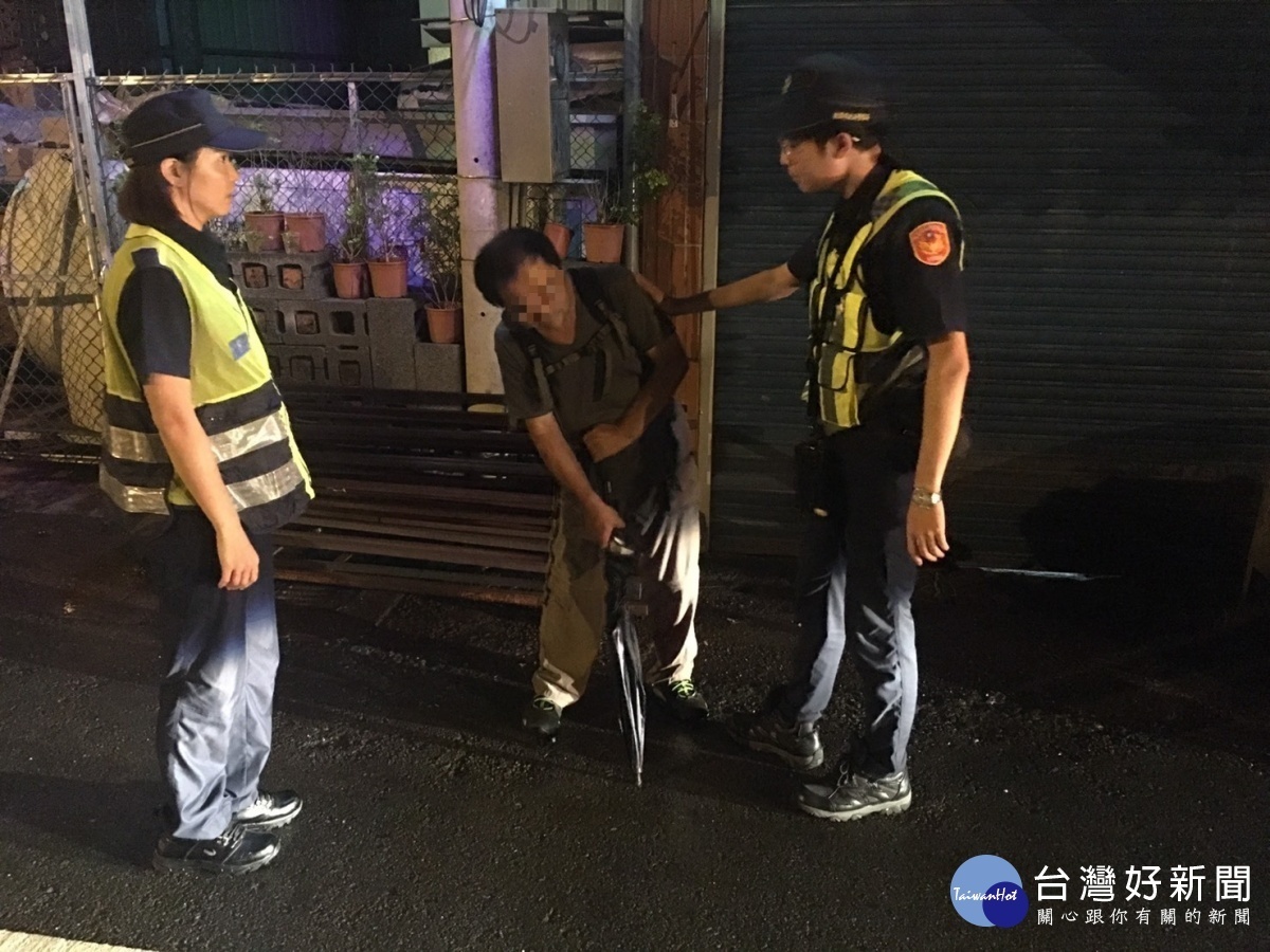 老翁登山遇豪大雨走失,龍警調閱監視器緊急協尋助返家。