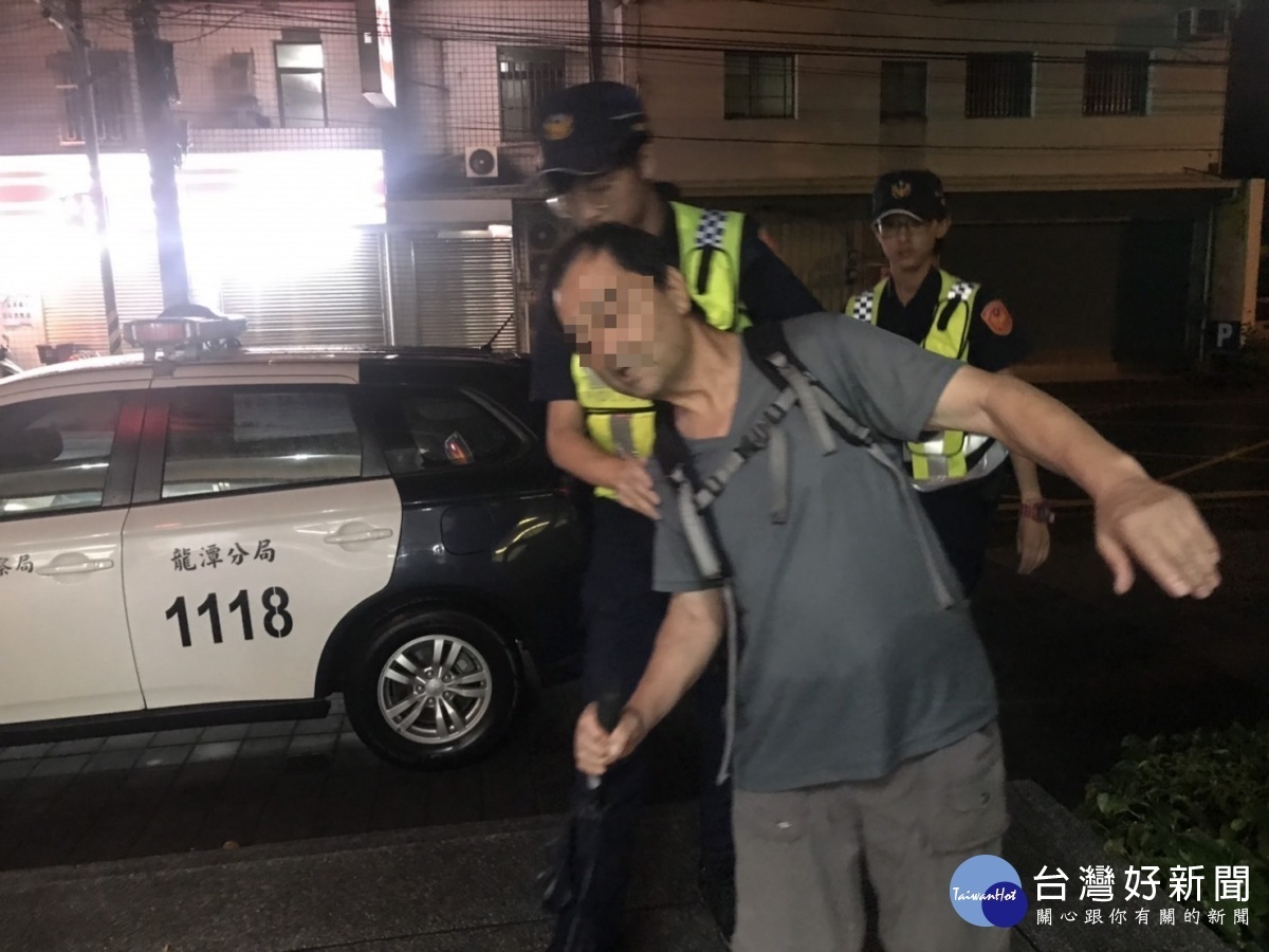 老翁登山遇豪大雨走失,龍警調閱監視器緊急協尋助返家。
