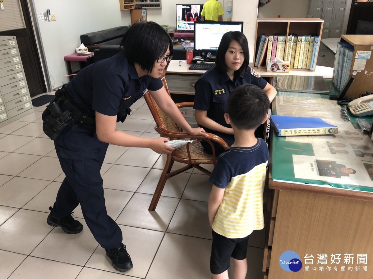黃姓男童開心參加夏令營前,迷失在龍岡圓環附近,3女警上前關懷,並將男童安全送至幼兒園參加活動。