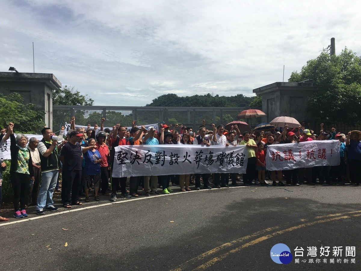 群眾高呼抗議口號。(記者扶小萍攝)