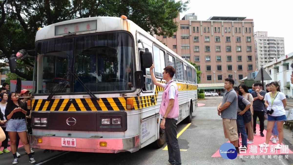 桃園監理站建置「大型車視野死角與內輪差體驗區」,以降低大型車交通事故的發生。