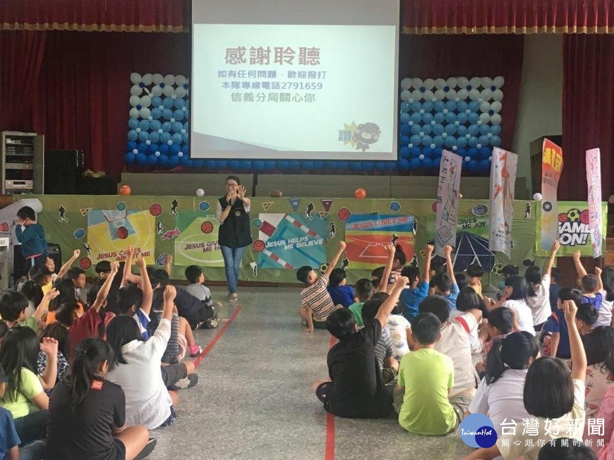 活動中提供法律諮詢服務及有獎徵答方式,同學們反應熱烈,踴躍舉手搶答。