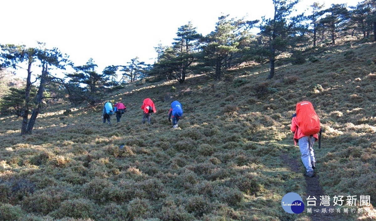 登山隊伍互相照應,自律安全帶來更大的登山自由/玉管處提供施博文攝