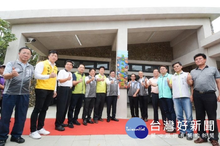 市長與所有貴賓為藻礁生態環境教室揭幕