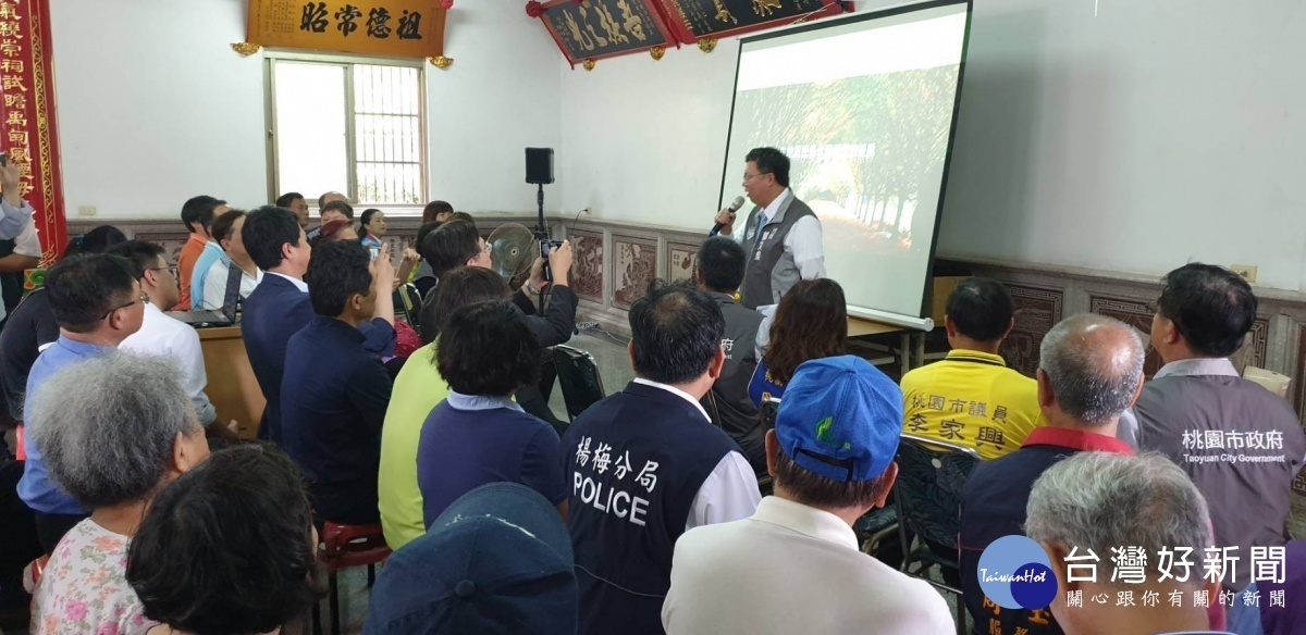 鄭文燦市長前往楊梅區水美里,視察「楊梅區鄭大模公宗祠綠美化案」。
