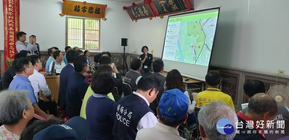 鄭文燦市長前往楊梅區水美里,視察「楊梅區鄭大模公宗祠綠美化案」。