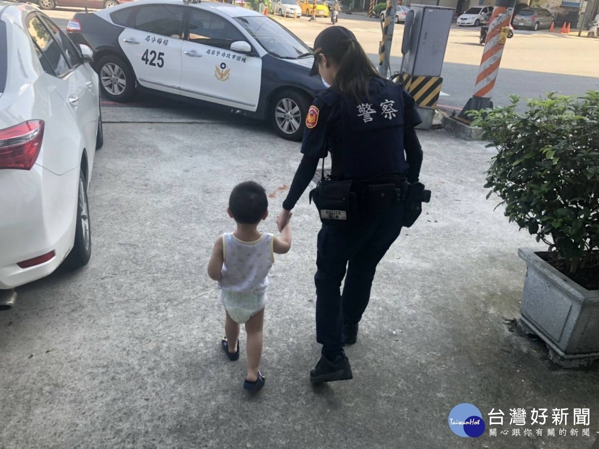 3歲童超商吹冷氣,忘了回家路,員警協助男童返家。