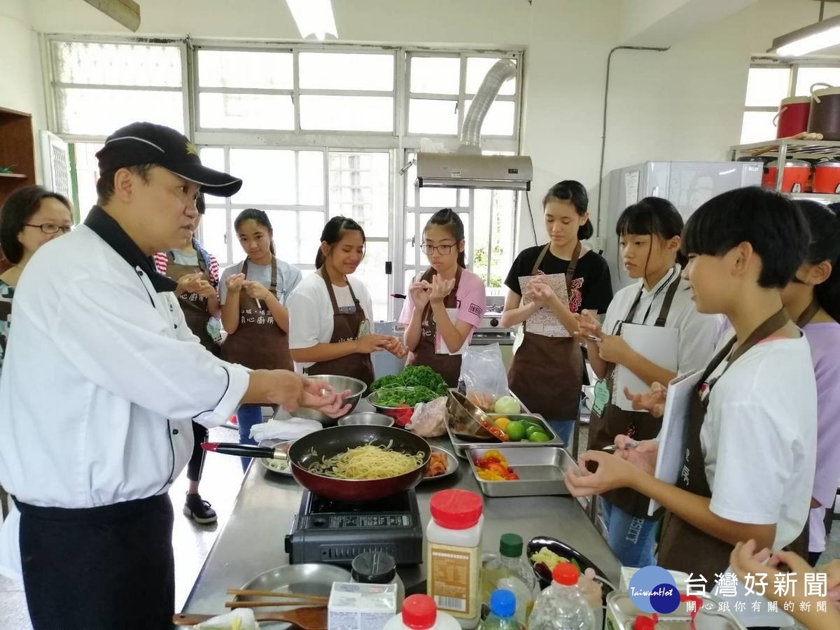 小廚師邊看教學示範邊記筆記，加強學習印象。（記者吳素珍攝）