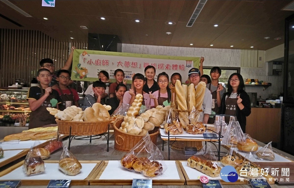 「小廚師,大夢想,職能探索體驗營」學員進行職場體驗並和馥麗飯店總經理陳麗玉〈後排中〉及教學廚師合影。(記者吳素珍攝)