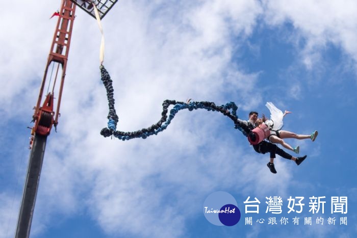 「高空彈跳」活動挑戰者將從37公尺高的巴陵橋一躍而下，體驗驚險的感官刺激