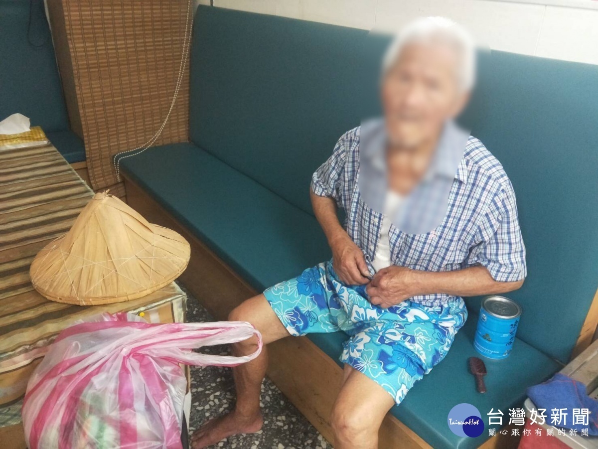 員警深怕該名老翁脫水有生命危險,立刻先攙扶上巡邏車返回派出所休息,並提供飲水補充水分。