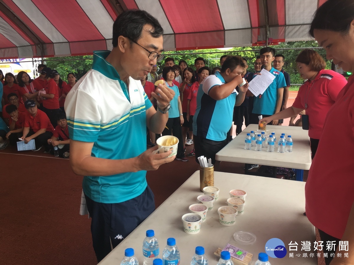 台灣水果好好吃競賽中。（記者扶小萍攝）