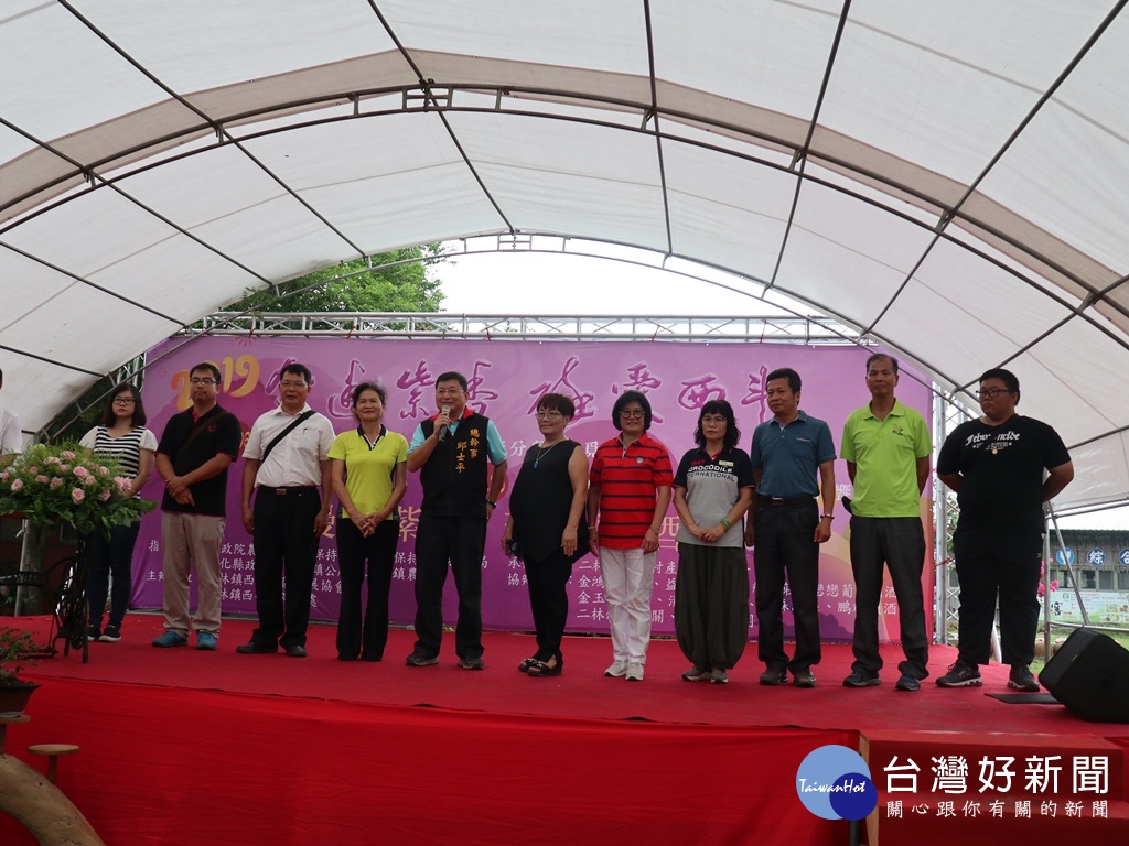 二林農會總幹事邱士平跟在地產業發展協會及酒莊負責人等在活動中,一起行銷在地葡萄酒。(圖/記者王丰和攝) -喝酒不開車、開車不喝酒