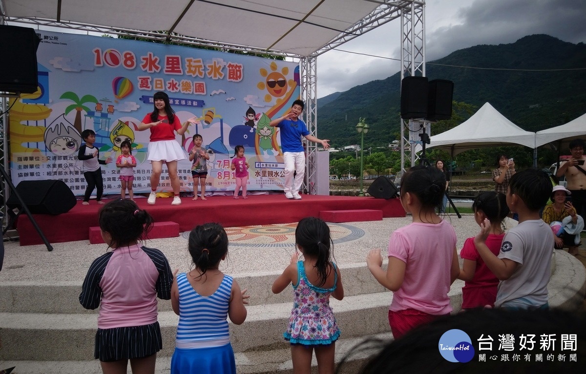 YOYO家族的表演吸引小朋友的互動。(記者吳素珍攝)