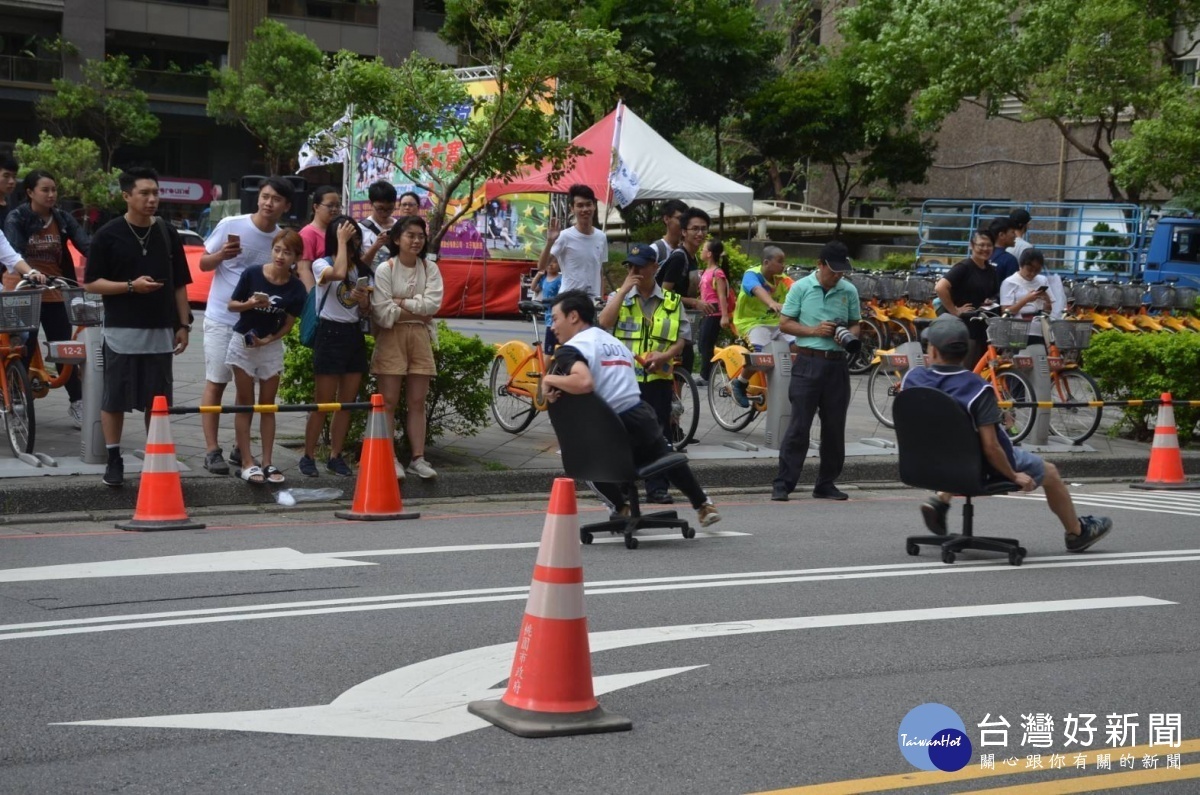 中壢警分局為規劃少年於暑假期間從事正當休開活動，舉辦「辦公室椅滑行大賽」活動。