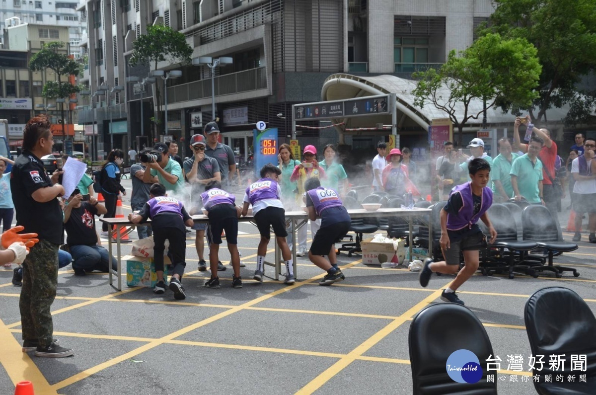 中壢警分局為規劃少年於暑假期間從事正當休開活動，舉辦「辦公室椅滑行大賽」活動。
