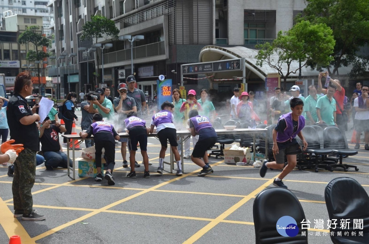 中壢警分局為規劃少年於暑假期間從事正當休開活動，舉辦「辦公室椅滑行大賽」活動。