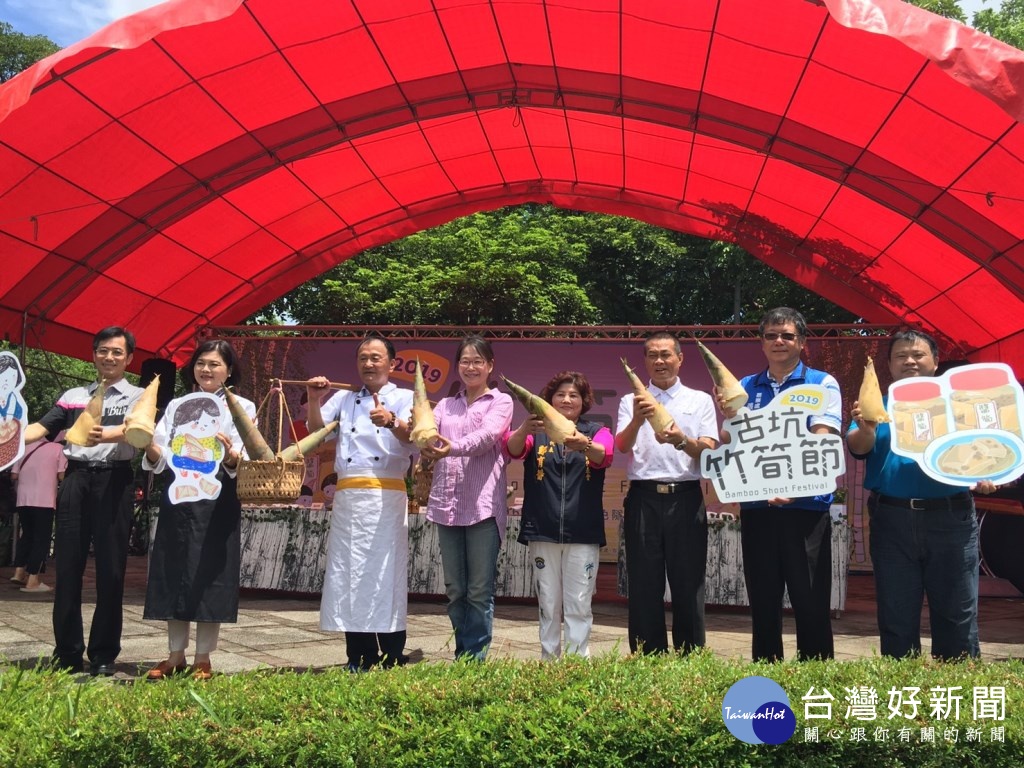 雲林縣長張麗善跟古坑鄉長沈勝騰以及水土保持局南投分局長陳榮俊,一起行銷古坑竹筍節。(圖/記者王丰和攝)