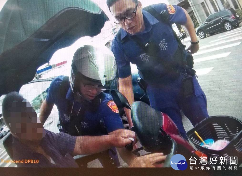 游姓老翁騎乘醫療電動車離家後道路迷航昏睡路旁,巡邏員警上前關心,及時提供水分補充並聯絡家屬平安帶回。