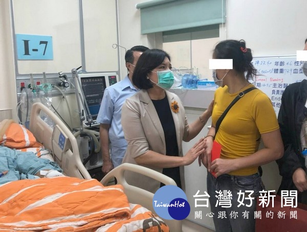 馬光所警員攔截嫌犯受傷送醫,內政部長徐國勇、立委蘇治芬、警政署長陳家欽、縣長張麗善相繼探視,肯定員警認真執勤的精神,亦祝早日康復。(記者陳昭宗拍攝)