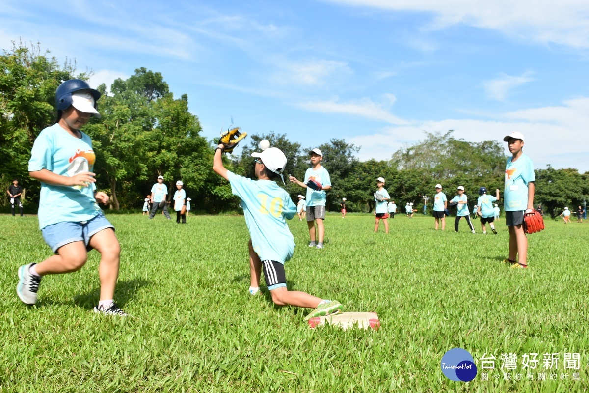 中寮學童暑假參與棒球生活營更增添多彩生活。