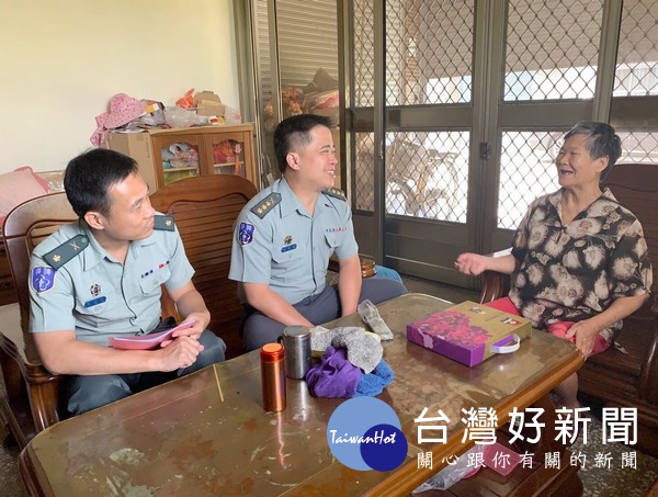 雲縣後指部指揮官吳聲泰上校率員慰問國軍遺族並致贈慰問品,表彰國軍關懷遺族之意,溫馨感人。