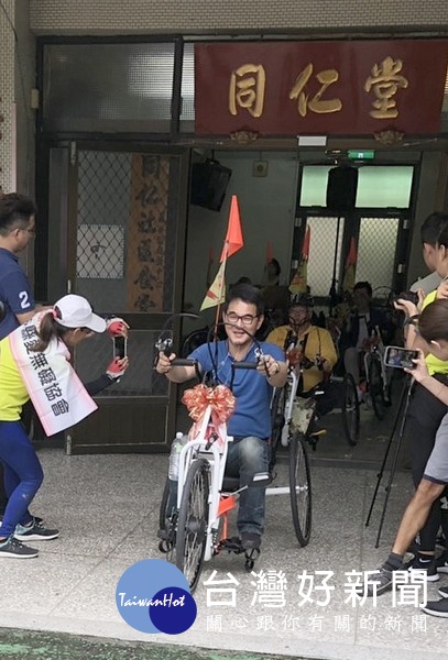 立委劉建國連結支持公益不遺餘力的跨國企業暖心送愛,贈送手搖車給雲林縣愛無礙協會,造福縣內身障朋友。