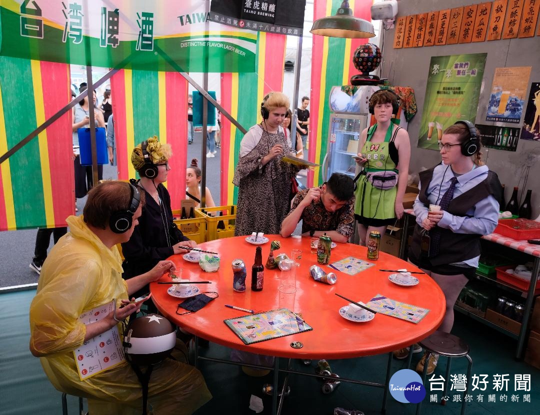台灣學生館作品「試衣間」,讓觀眾參與角色扮演與體驗活動,大受好評。