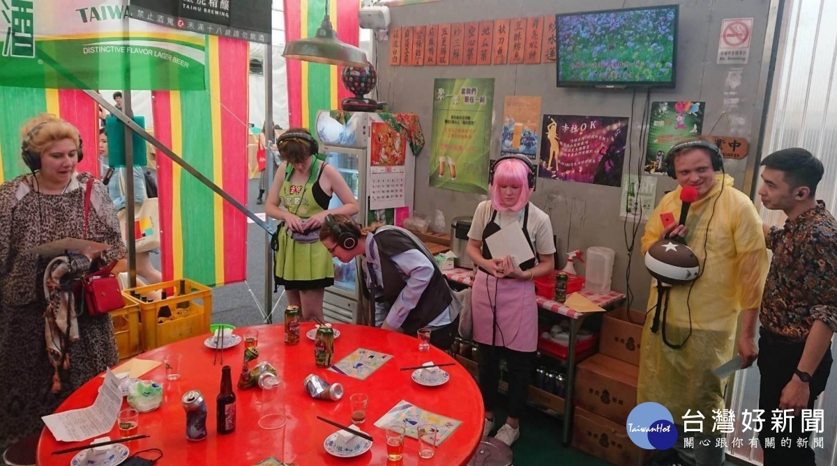 台灣學生館作品「試衣間」新奇有趣的體驗設計,讓許多外國觀眾參與體驗並樂在其中。