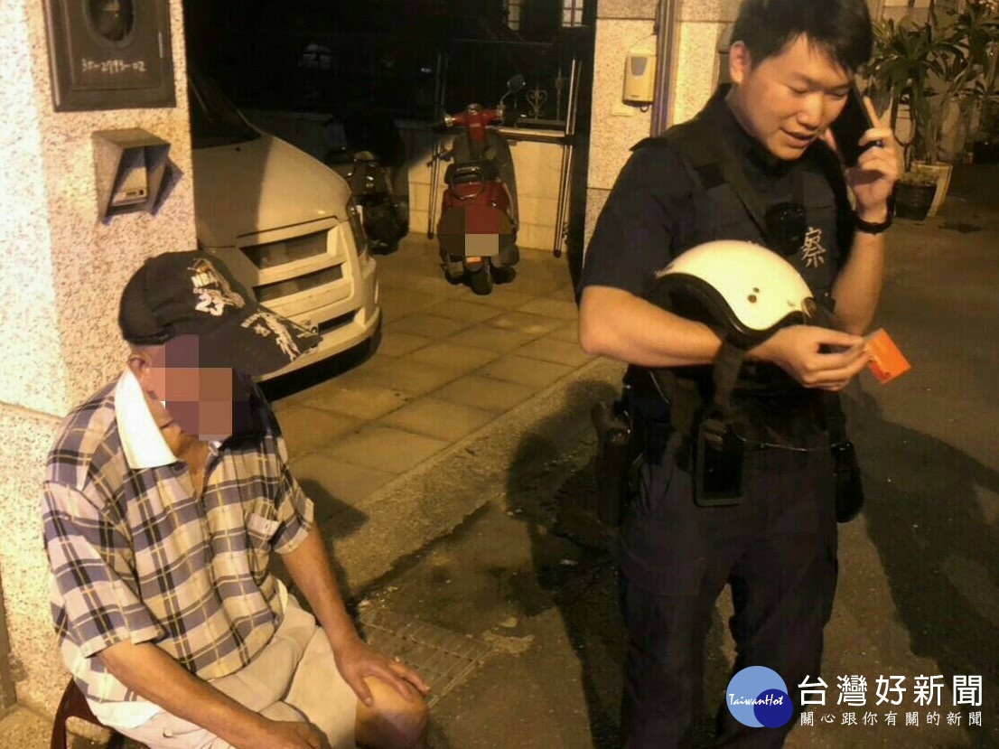 中壢警分局員警執行轄區巡邏時，運用人臉辨識系統協助迷途的獨居老翁找到回家的路，平安護送其返家。