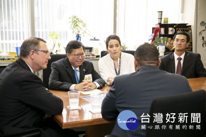 鄭市長表示,桃園與達拉斯面對很多共同的挑戰,包括綠色運輸、環保、系統整合的問題,希望未來能和DART公司有更多的互動與交流